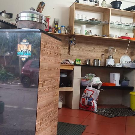 Abhi'S Cafe Avaduthura Kovalam Exterior photo
