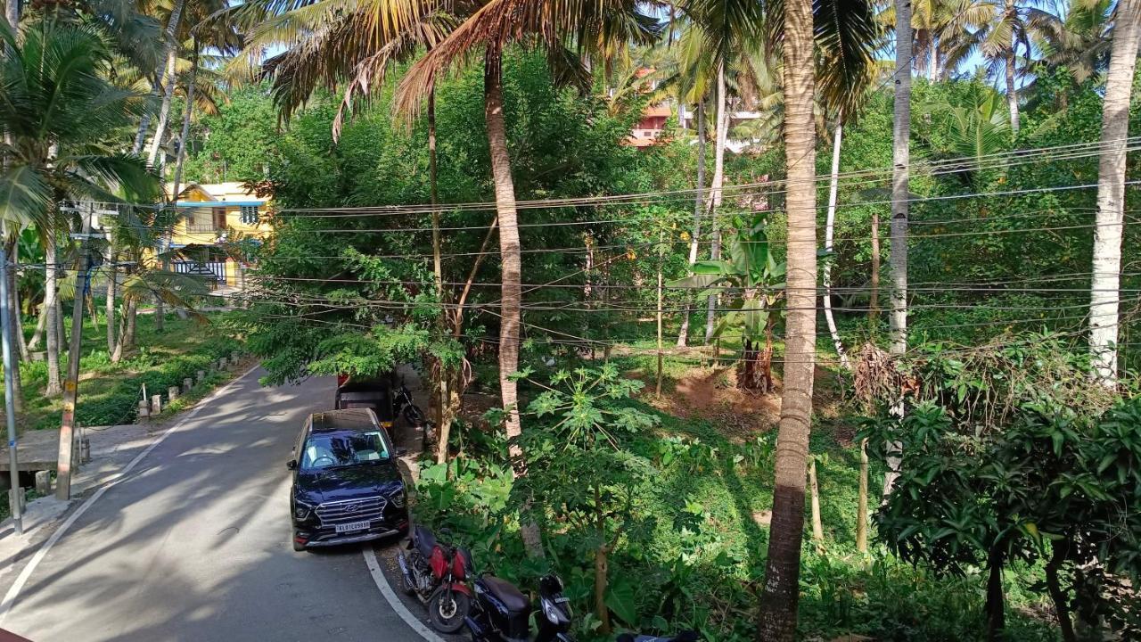 Abhi'S Cafe Avaduthura Kovalam Exterior photo